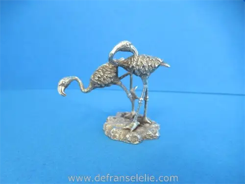 een vintage zilveren miniatuur flamingo's