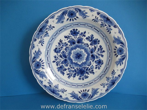 een blauw wit handbeschilderde aardewerk Porceleyne Fles schotel