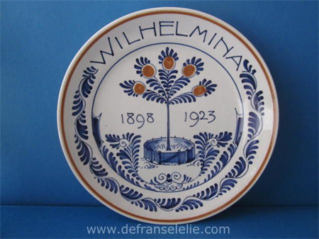 handpainted Porceleyne Fles earthenware plate: "Wilhelmina 1898 - 1923" 