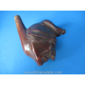 een antieke hand gestoken noten pijpenkop