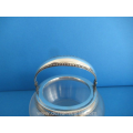 een antieke draadglas suikerpot met zilveren montuur en hengsel