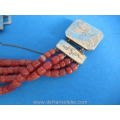 een antieke bloedkoraal armband met gouden sluiting