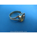 een vintage 14 karaat rosé gouden peridot ring