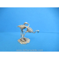 een vintage zilveren miniatuur flamingos