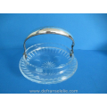 een vintage kristallen bonbonschaal met zilveren hengsel