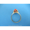 een vintage Hollands 14 karaat geelgouden bloedkoraal ring