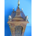 een antieke Duitse Junghans wortelnoten tafelklok met bronzen monturen