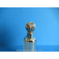 een antieke draadglas odeurflacon met gouden dop