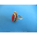 een vintage Hollands 14 karaat geel gouden bloedkoraal ring