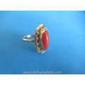 een vintage Hollands 14 karaat geel gouden bloedkoraal ring