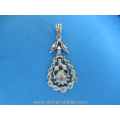 een antieke Hollands zilveren broche bezet met diamantjes. 