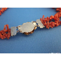 een antiek bloedkoraal armband met gouden sluiting