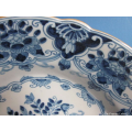 een blauw wit handbeschilderde Makkumer aardewerk schotel