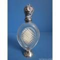 een antiek kristallen parfum flacon met zilveren dop
