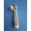 een antiek Hollands zilveren naaldenkoker inclusief bijpassende vingerhoed