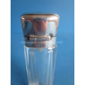 een kristallen flacon met zilveren dop