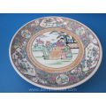 een antiek Japans polychroom porseleinen bord