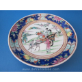 een antiek polychroom Japans porseleinen bord