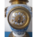  een antieke Franse vaas klok 