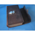 een antieke Hollandse bijbel met zilveren sluiting