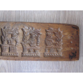 een antieke iepehouten speculaasplank