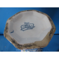 een handbeschilderde polychrome Makkumer aardewerk vaas