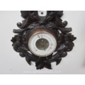 een antieke Duitse bewerkte houten barometer