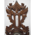 een antieke Duitse bewerkte houten barometer