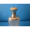 een antiek kristallen odeurflacon met gouden dop