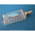 een antiek glazen parfumflacon met zilveren dop en front