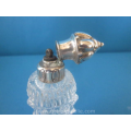 een vintage glazen parfum flacon met zilveren dop