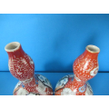 een stel antieke Japans porseleinen knobbelvaasjes
