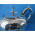 een antiek Hollands zilveren theepot