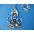 een Hollands zilveren art deco hanger met zilveren collier