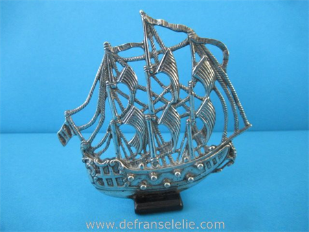 een vintage Hollands zilveren miniatuur zeilboot