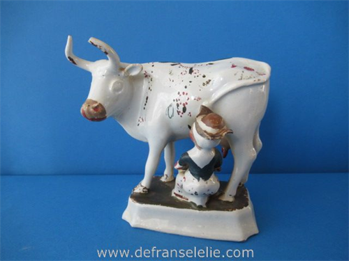 een 18e eeuwse koud beschilderde Delftse aardewerk koe