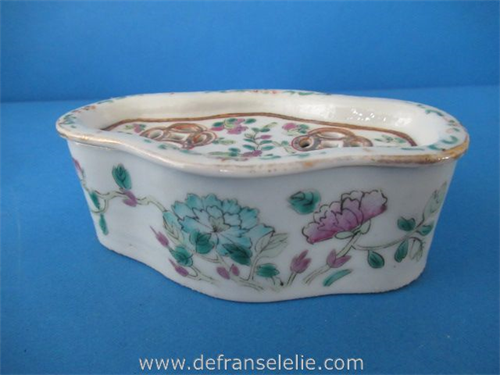 a Chinese famille rose porcelain cricket box