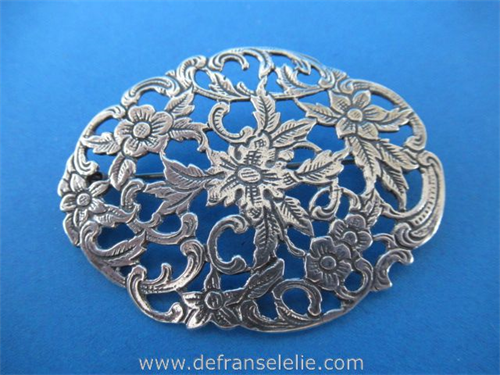 een vintage Hollands zilveren bloem broche
