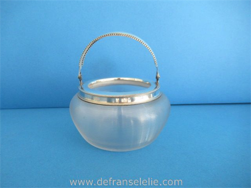 een antieke draadglas suikerpot met zilveren montuur en hengsel