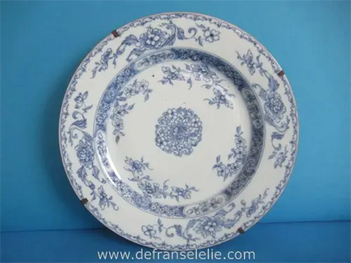  a blue and white Chinese porcelain dish Qianlong