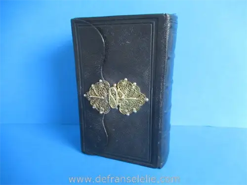 een antieke Hollandse bijbel met gouden filigrain slot