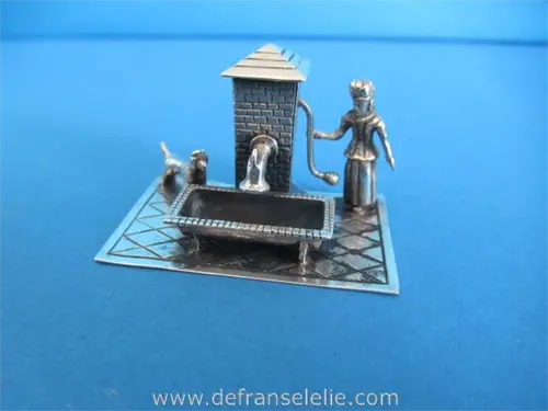 Hollands zilveren miniatuur vrouw bij waterpomp