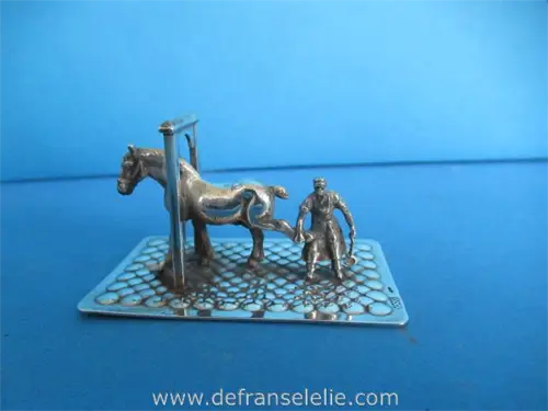 een vintage Hollands zilveren miniatuur hoefsmid