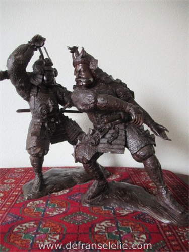 een stel grote Japans bronzen krijgers