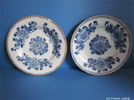 a pair of 18th century Delft earthenware plates