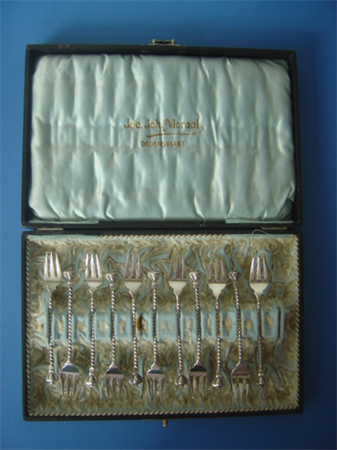 een set van elf Hollands zilveren gebaksvorkjes