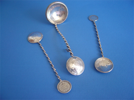 een set van drie zilveren muntlepeltjes