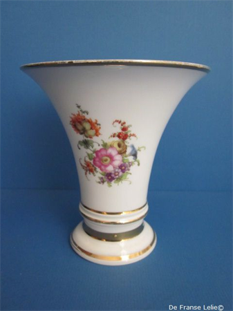 een antiek porceleinen Fürstenberg vaas