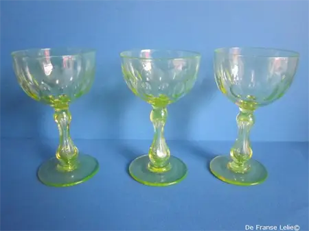 een set van drie antieke glazen wijnglazen