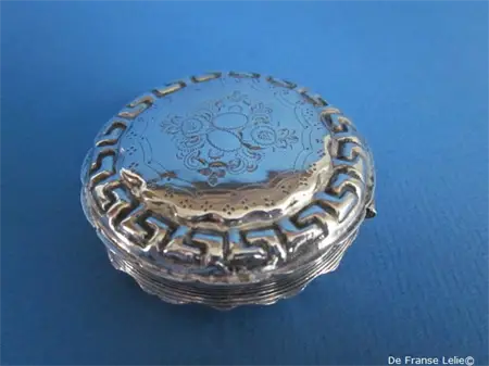 een antiek Hollands zilveren pepermuntdoosje